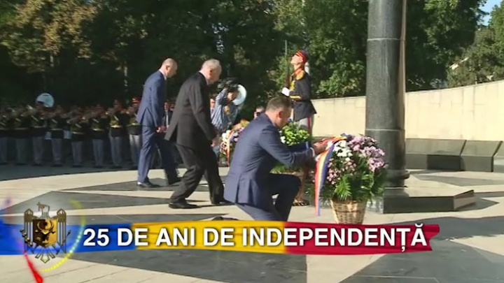 Flori la monumentul lui Ștefan cel Mare și Sfânt şi "Maica Îndurerată" de Ziua Independenței (FOTO)