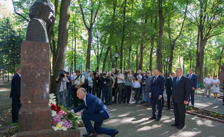 Pavel Filip a depus flori la monumentul lui Ștefan cel Mare cu ocazia sărbătorii "Limba Noastră" (FOTO)