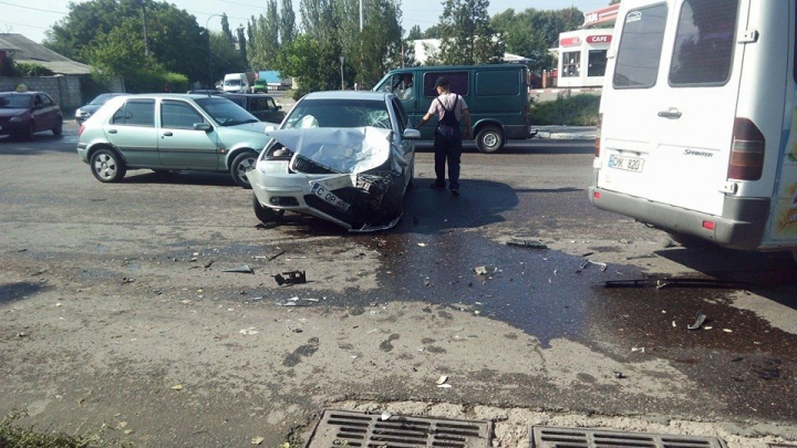 GRAV ACCIDENT în Capitală! O mașină, făcută zob (FOTO)