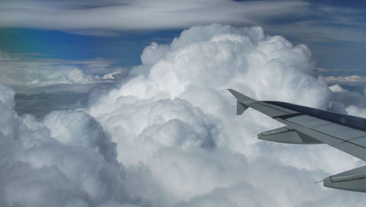 Pasagerii au rămas uimiţi. Ce a apărut pe cer în timp ce fotografiau norii din avion