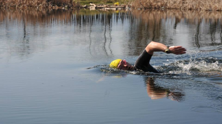 PERFORMANŢĂ! Un român a traversat înotând Canalul Mânecii, fără echipamente speciale