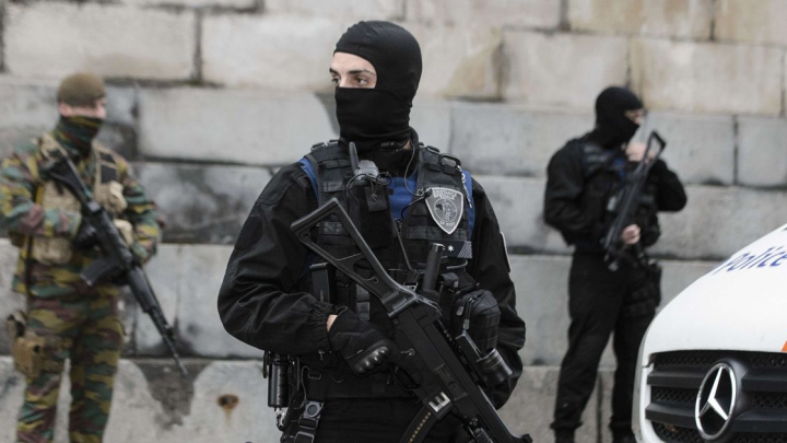 DETALII NOI în cazul atacului de la Bruxelles. Agresoarea, ÎMPUȘCATĂ de poliţişti