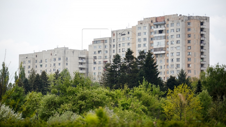 NO COMMENT: Cum şi-au "permis" unii locuitori din Capitală să-şi construiască un balcon (FOTO)