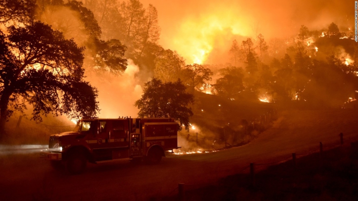 Incendii de proporţii în California. Castelul Hearst a fost închis