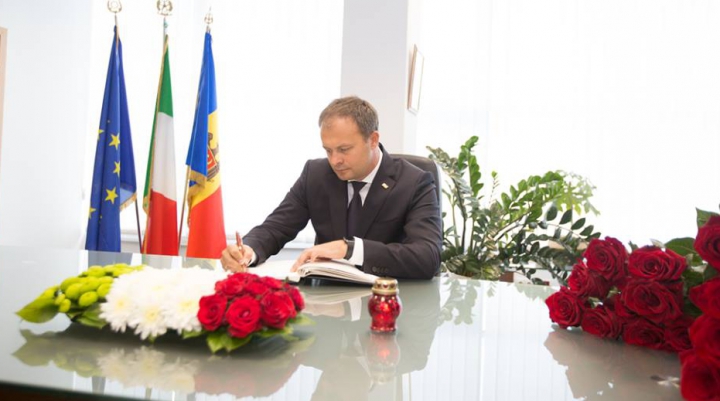 Moldova alături de Italia. Oficiali şi ambasadori şi-au exprimat compasiunea în Cartea de condoleanţe