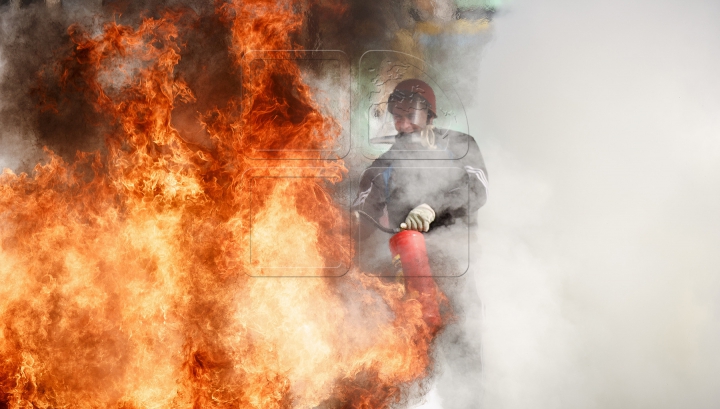 INCENDIU DE PROPORŢII la Basarabeasca: Un bloc de locuit, cuprins de flăcări (VIDEO/FOTO)