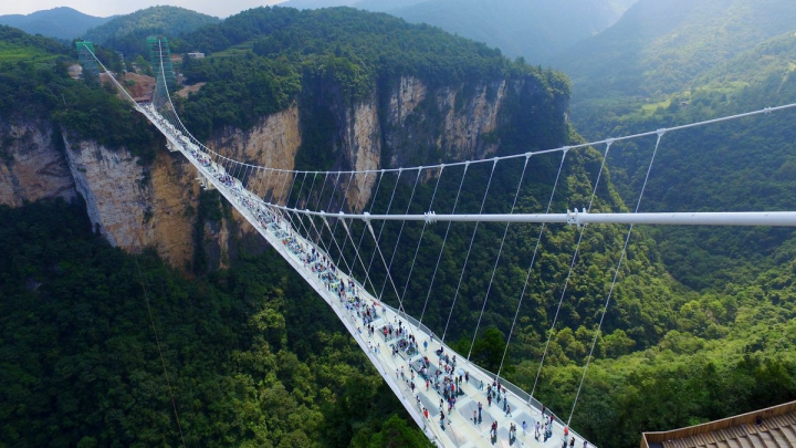 Cel mai lung pod de sticlă și aflat la cea mai mare înălțime a fost deschis în China