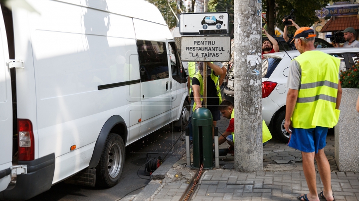 Certuri și nemulțumiri. Autoritățile demontează barierele de parcare instalate ILEGAL