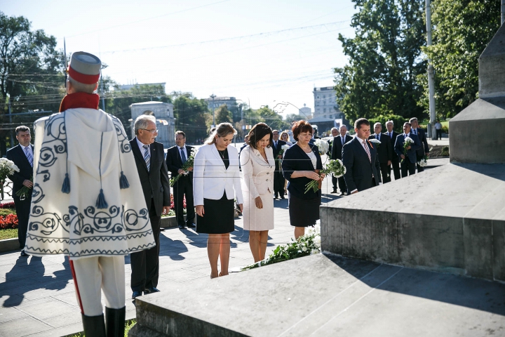 Ziua Limbii Române. Oficialii au depus de flori la monumentul lui Ştefan cel Mare (VIDEO/FOTO)