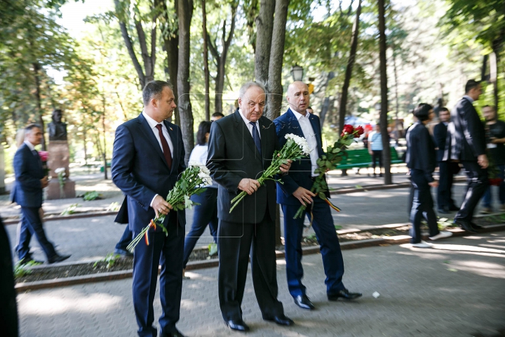 Ziua Limbii Române. Oficialii au depus de flori la monumentul lui Ştefan cel Mare (VIDEO/FOTO)