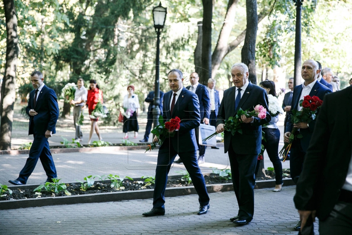 Ziua Limbii Române. Oficialii au depus de flori la monumentul lui Ştefan cel Mare (VIDEO/FOTO)