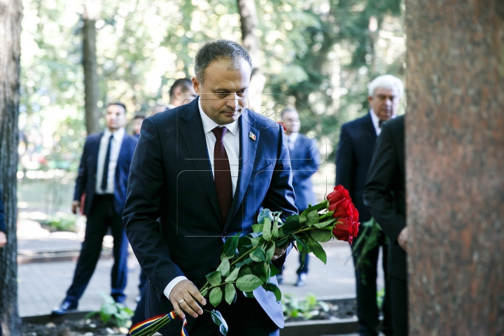 Ziua Limbii Române. Oficialii au depus de flori la monumentul lui Ştefan cel Mare (VIDEO/FOTO)