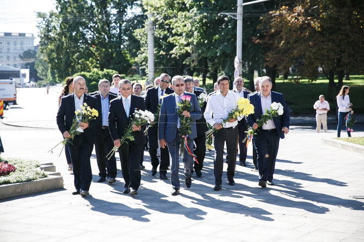 Ziua Limbii Române. Oficialii au depus de flori la monumentul lui Ştefan cel Mare (VIDEO/FOTO)