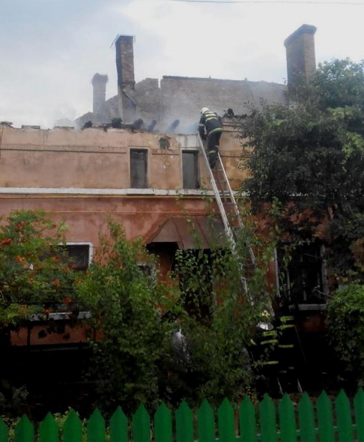 DETALII în cazul incendiului de proporţii de la Basarabeasca. Oamenii sunt DISPERAŢI (FOTO)