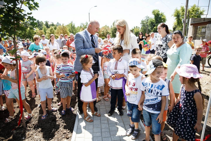 "Parcuri Edelweiss": Copilărie mai frumoasă pentru zeci de copii din Hânceşti şi Ialoveni (FOTOREPORT)