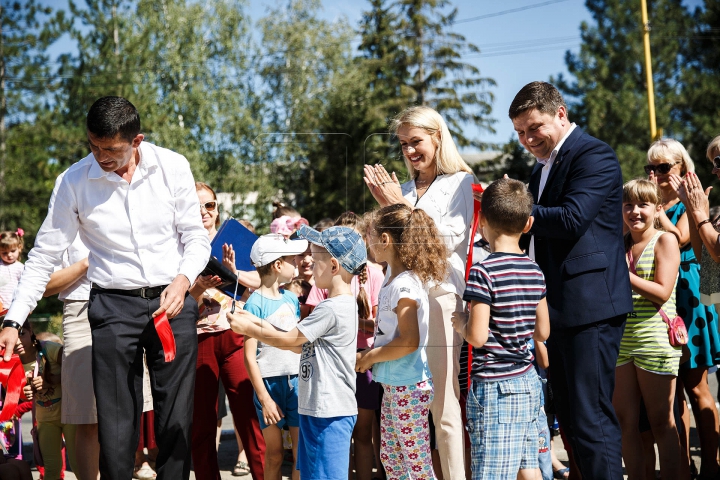 "Parcuri Edelweiss": Copilărie mai frumoasă pentru zeci de copii din Hânceşti şi Ialoveni (FOTOREPORT)