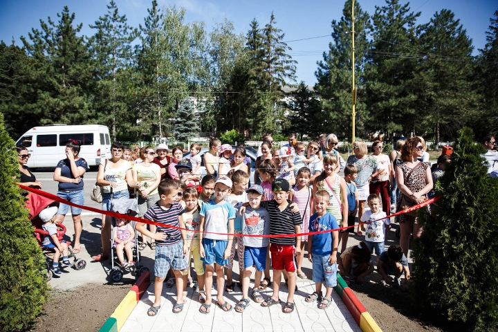 "Parcuri Edelweiss": Copilărie mai frumoasă pentru zeci de copii din Hânceşti şi Ialoveni (FOTOREPORT)