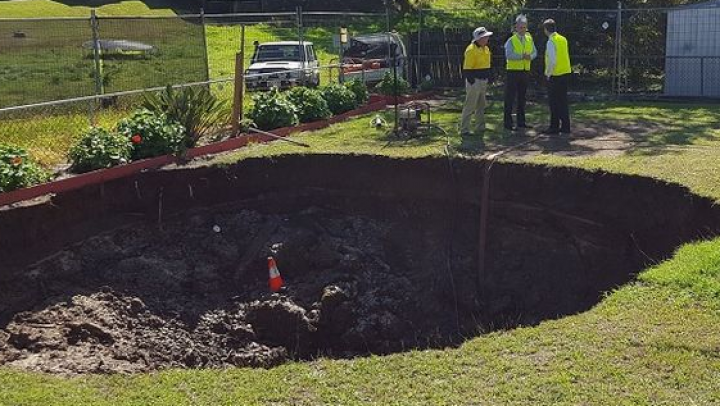 ÎNGROZITOR! S-au trezit cu un CRATER IMENS în curtea casei lor (VIDEO)