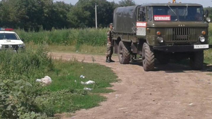 GRENADE din timpul celui de-al Doilea Război Mondial găsite într-un cimitir