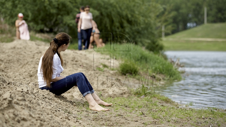 DESCOPERIRE PERICULOASĂ! Ce s-a găsit pe o plajă a râului Nistru (FOTO)