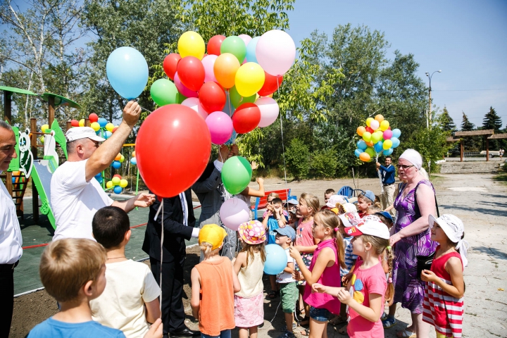 Copilărie mai frumoasă pentru micuţii din Nisporeni! În oraş a fost deschis un nou teren de joacă