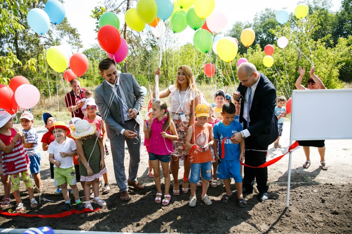 Copilărie mai frumoasă pentru micuţii din Nisporeni! În oraş a fost deschis un nou teren de joacă