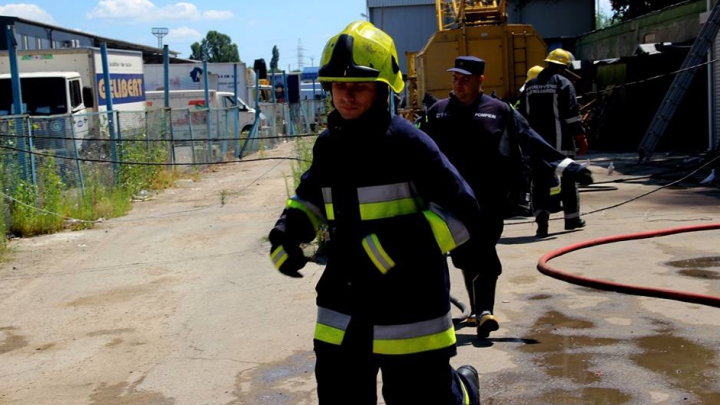 INCENDIU! Pompierii au intervenit în forţă în sectorul Râșcani din Capitală (FOTO)