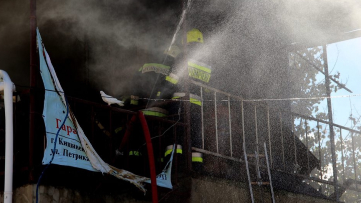 INCENDIU! Pompierii au intervenit în forţă în sectorul Râșcani din Capitală (FOTO)