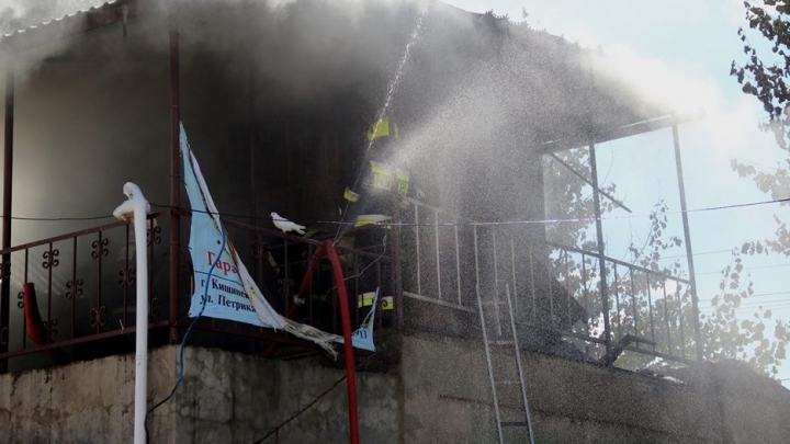 INCENDIU! Pompierii au intervenit în forţă în sectorul Râșcani din Capitală (FOTO)