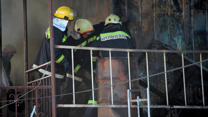 INCENDIU! Pompierii au intervenit în forţă în sectorul Râșcani din Capitală (FOTO)