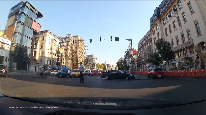 MOMENT INCREDIBIL în trafic. De ce un poliţist ajunge să-şi facă cruce (VIDEO)