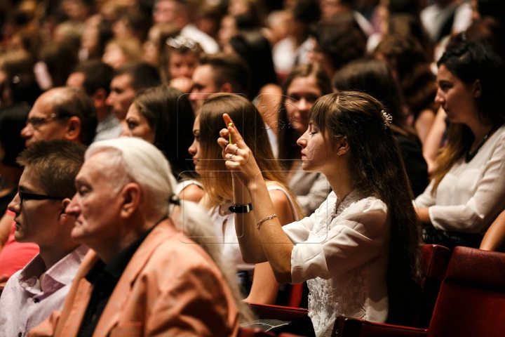 Tinerii admiși la Universitatea de Medicină au depus tradiționalul jurământ al studentului (VIDEO/FOTOREPORT)