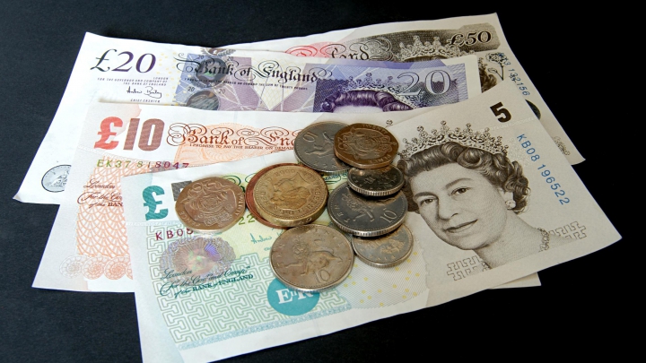 Lira sterlină scade puternic. Moneda britanică suferă cea mai abruptă cădere de după prăbuşirea post-Brexit