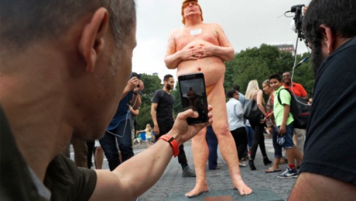 Mai multe STATUI NUD ale lui Donald Trump au apărut în oraşele din SUA