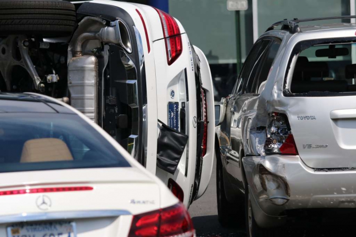 O femeie a luat la test drive un SUV Mercedes şi l-a răsturnat în câteva secunde (Video)