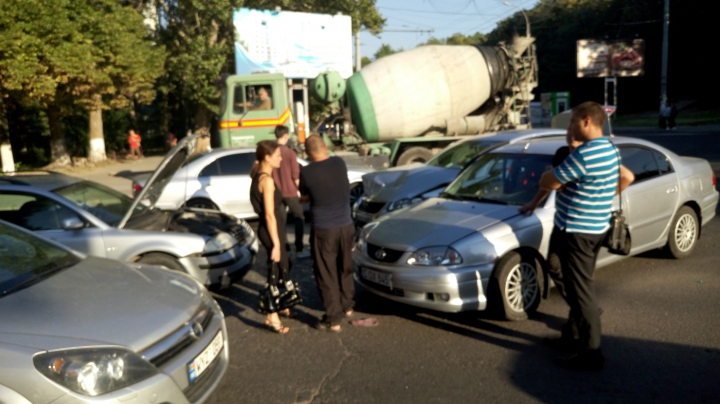 ACCIDENT în Capitală! Două maşini, grav avariate (FOTO)