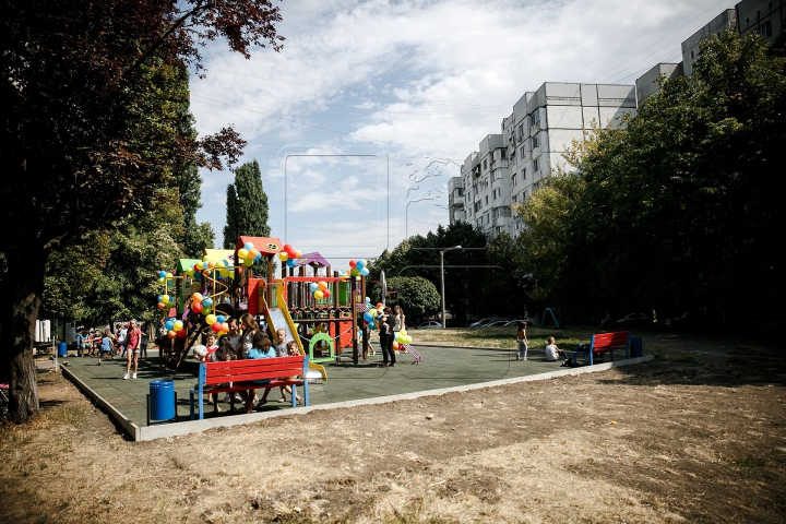 "Parcuri Edelweiss". Două terenuri de joacă au fost inaugurate la Ciocana şi Botanica (FOTOREPORT)