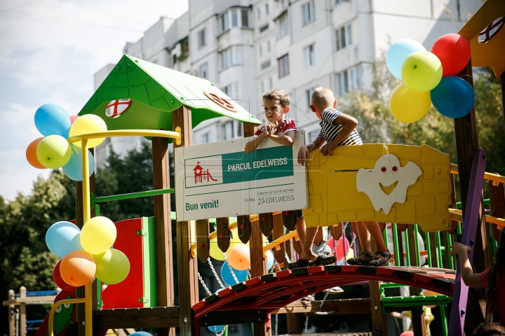 "Parcuri Edelweiss". Două terenuri de joacă au fost inaugurate la Ciocana şi Botanica (FOTOREPORT)