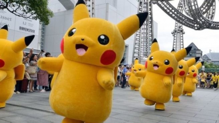 VIRAL PE INTERNET: Mai mulţi tineri s-au îmbrăcat în Pikachu şi au vânat jucătorii de Pokemon Go (VIDEO)