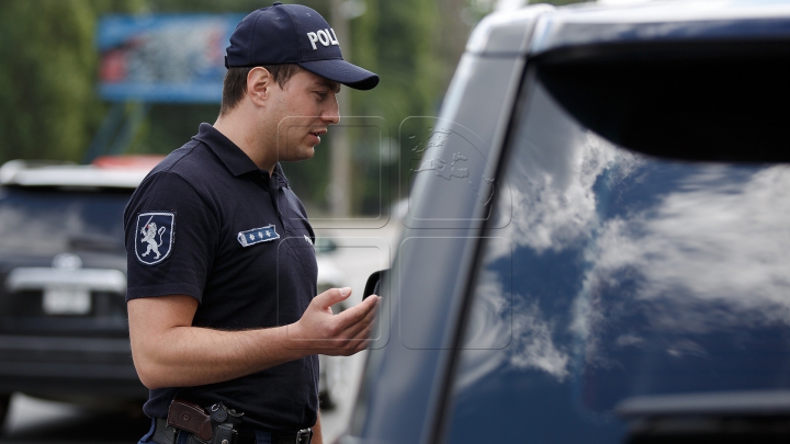 PRINŞI în timp ce încercau să mituiască poliţiştii! Mai mulţi şoferi, AMENDAŢI (VIDEO)