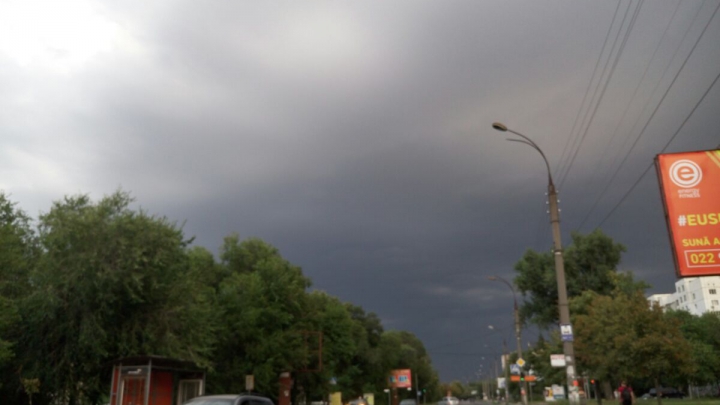 FURTUNA se apropie de Chişinău. Imagini cu norii negri. Radar meteo LIVE (FOTO)