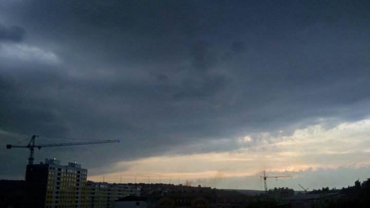 FURTUNA se apropie de Chişinău. Imagini cu norii negri. Radar meteo LIVE (FOTO)