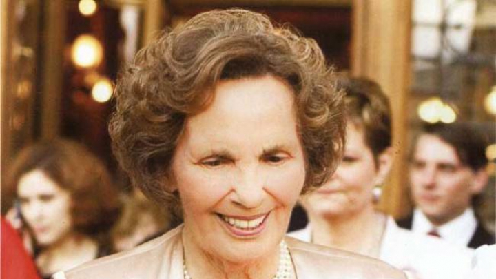 A fost vânzătoare şi a urmat o şcoală de artă din New York. Scurtă biografie a Reginei Ana