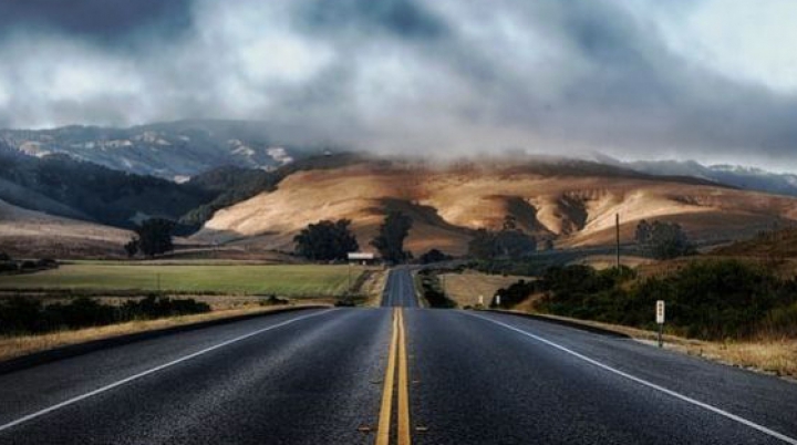 Imagini apocaliptice pe șosea. Șoferii au ieșit speriați din mașini să vadă ce se întâmplă (FOTO)