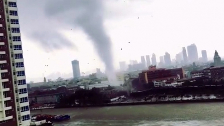 SPECTACULOS! Tornadă surprinsă de la etajul 39 al unei clădiri din capitala Filipinelor (VIDEO)