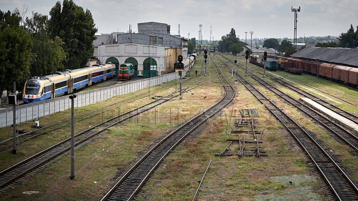 IMAGINI ŞOCANTE! Un biciclist, LA UN PAS să fie călcat de tren. Cine l-a salvat (VIDEO)