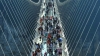 China: Cel mai lung pod de sticlă din lume, închis temporar ca urmare a afluxului de turiști (VIDEO)