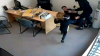 ŞOCANT! O fetiță de 6 ani a încercat să apere un bărbat de un atacator înarmat cu un topor (VIDEO)
