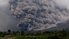 Sute de turişti, EVACUAŢI în urma erupţiei unui vulcan în Indonezia