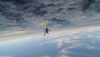 DISTRACŢIE LA ÎNĂLŢIME! Doi parașutiști s-au jucat cu o minge de tenis la patru mii de metri în aer (VIDEO)